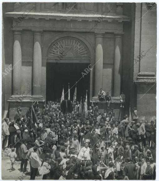 Fotografía que fue portada de ABC el 16 de junio de 1920 de la comitiva al salir de la iglesia de San Andrés para llevar los restos a la capilla del Calvario